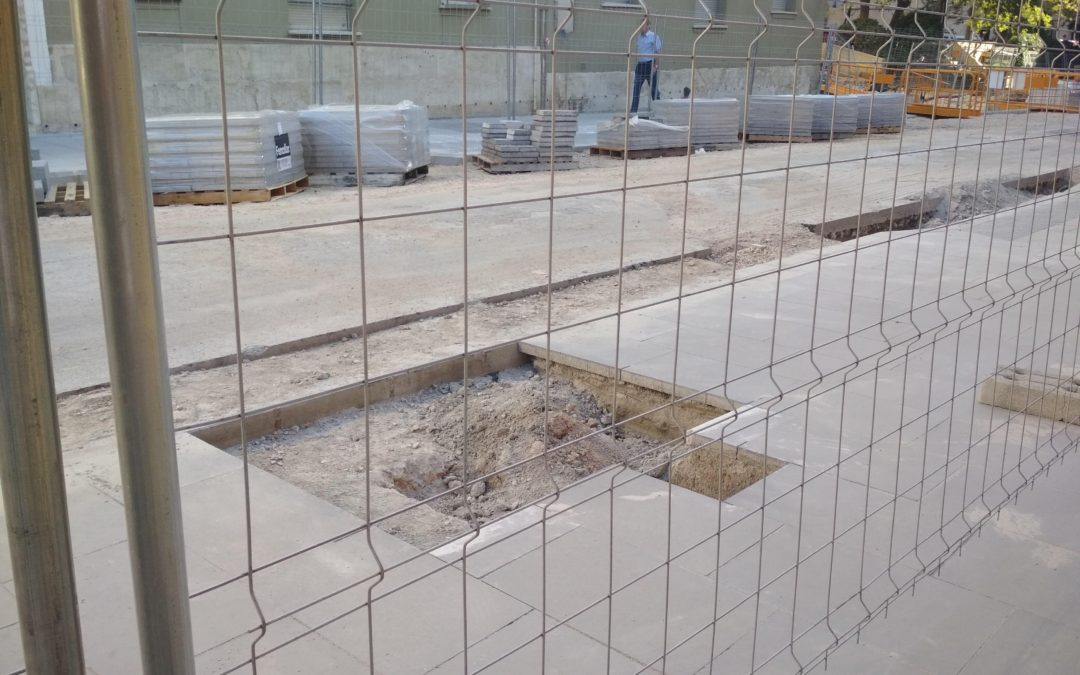 Malestar de comerciantes y vecinos con las obras de Entenza